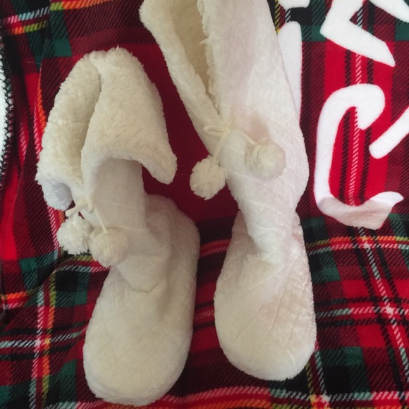 New Soft & Cozy Slippers ~ Size Large - Picture 3 of 6